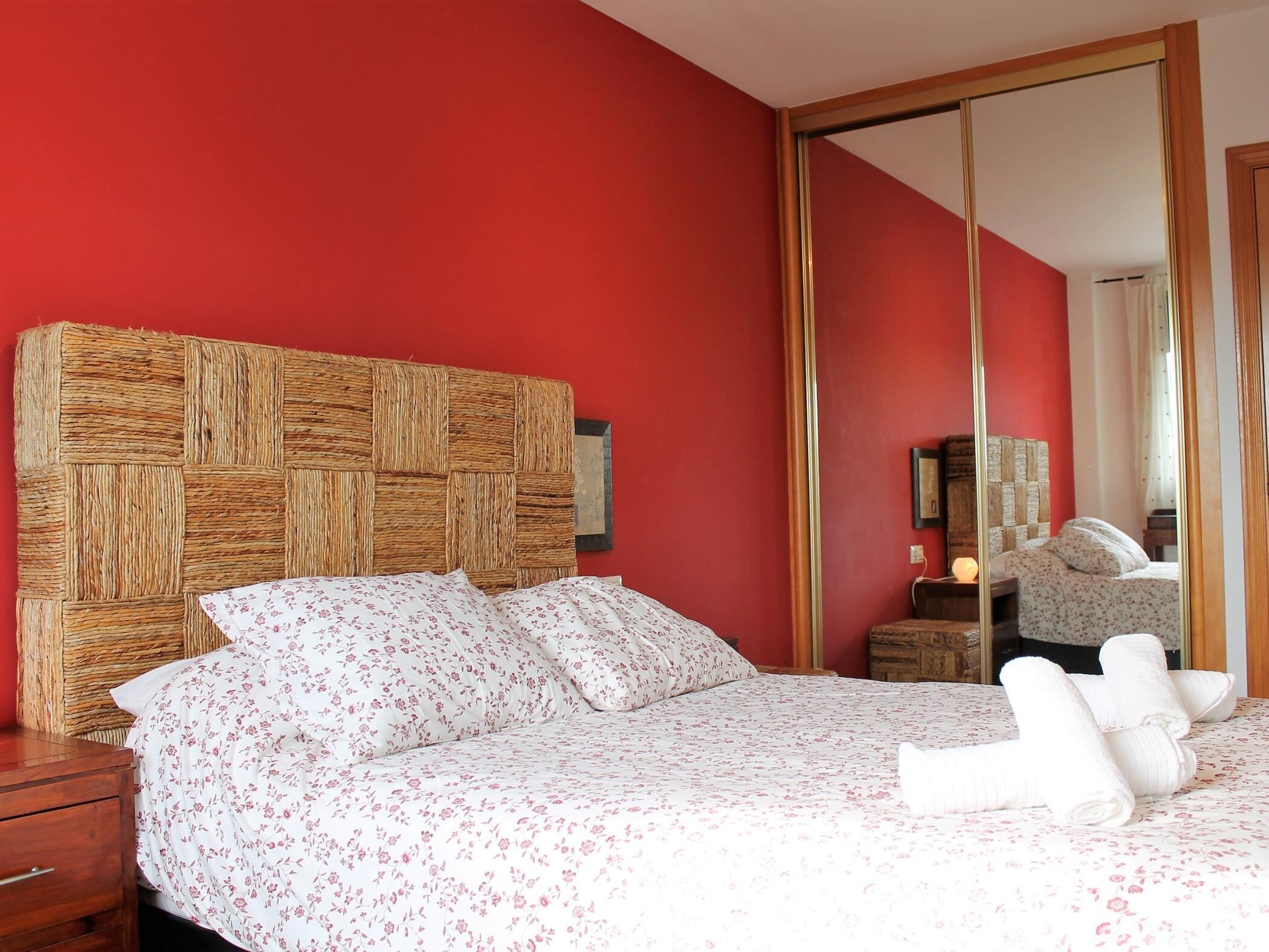 2 dormitorios, tabla de planchar con plancha, ropa de cama