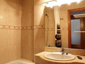 Baignoire, sèche-cheveux, serviettes fournies