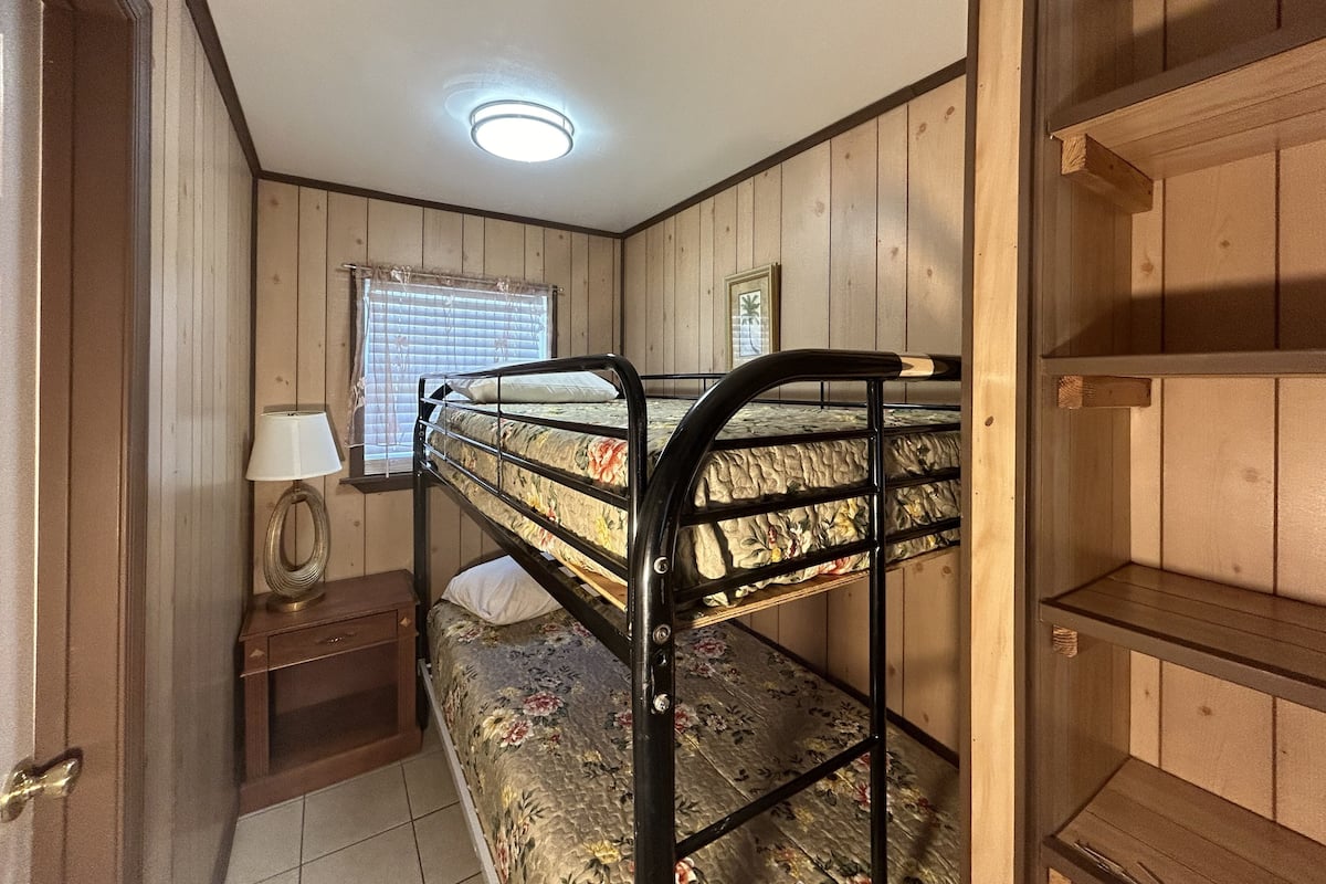 1 bedroom, pillowtop beds, individually furnished, bed sheets