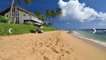 Plage, chaises longues, serviettes de plage