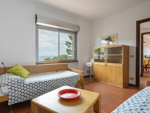 3 室のベッドルーム、旅行用ベビーベッド、WiFi (無料)、ベッドシーツ
