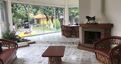 Round house 15 minutes from the crescent