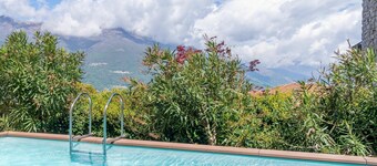 Beautiful private villa for 10 people with private pool, WIFI, TV, terrace, pets allowed and par...