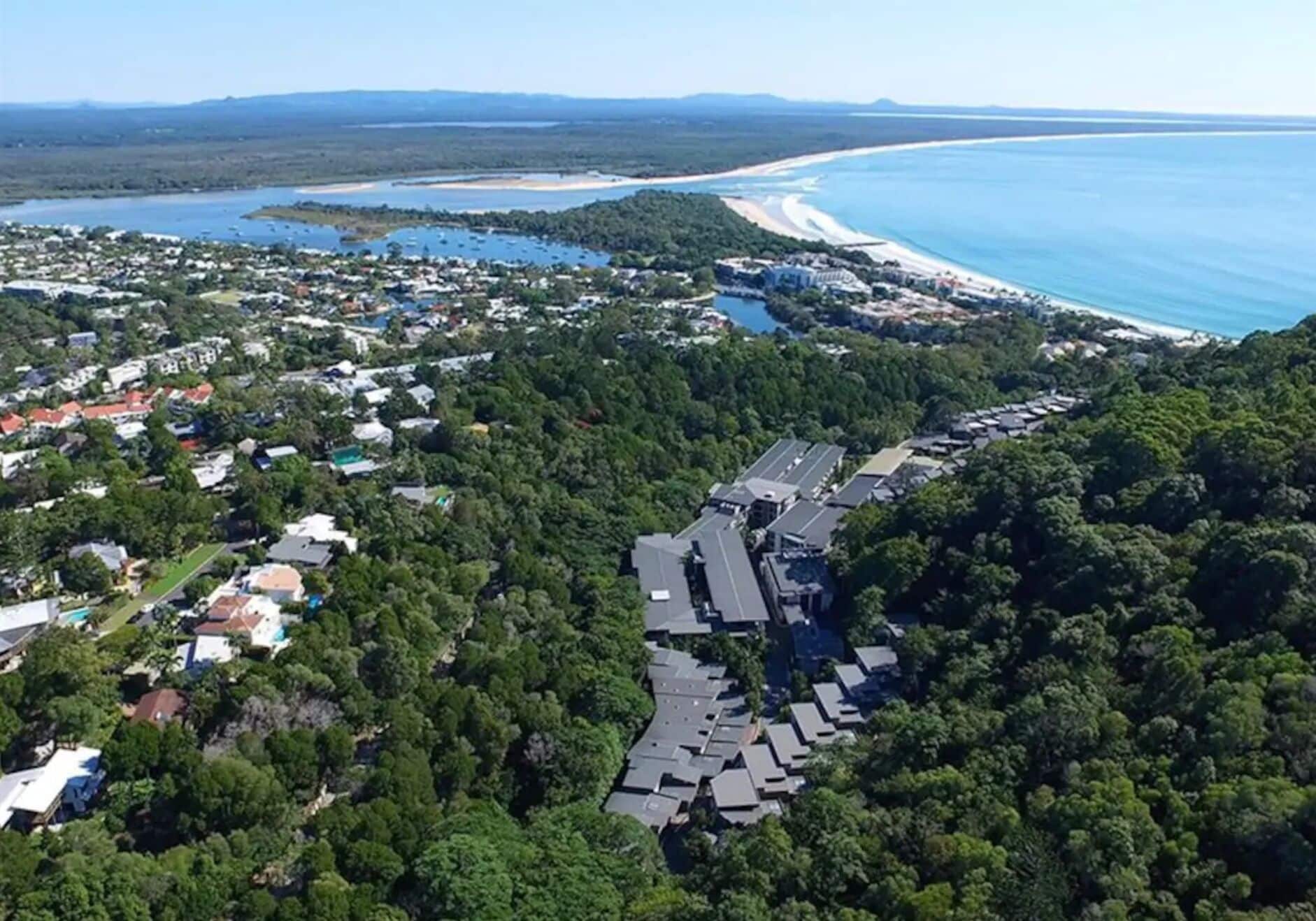 2 bedroom luxury apartment minutes from the beach. — image 6