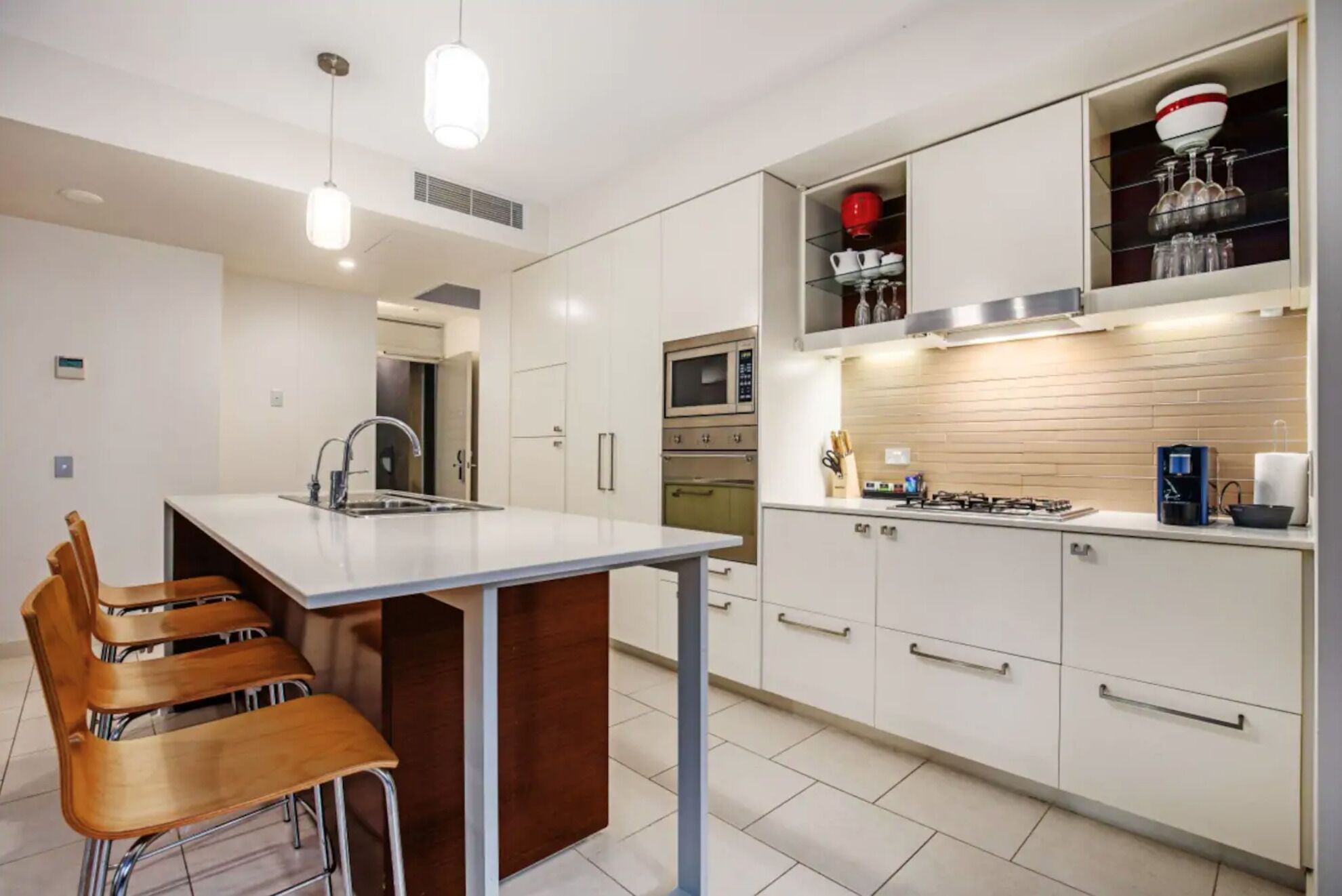 2 bedroom luxury apartment minutes from the beach. — image 10