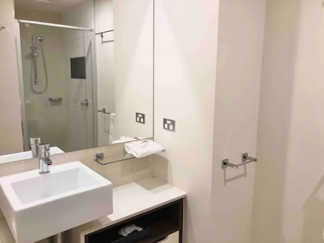 2 bedroom luxury apartment minutes from the beach. — image 5
