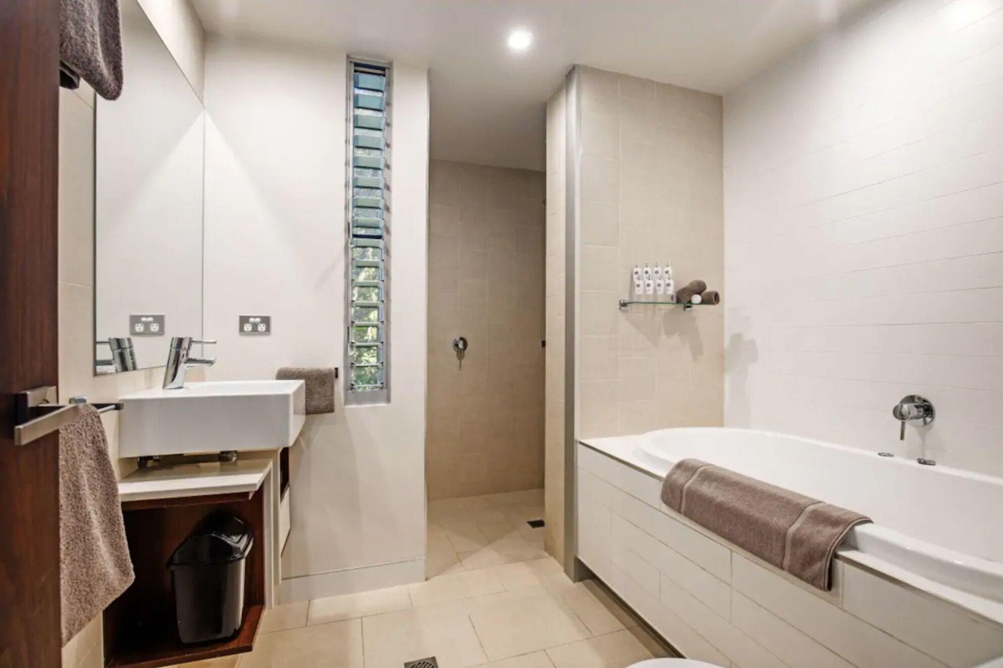 2 bedroom luxury apartment minutes from the beach. — image 4