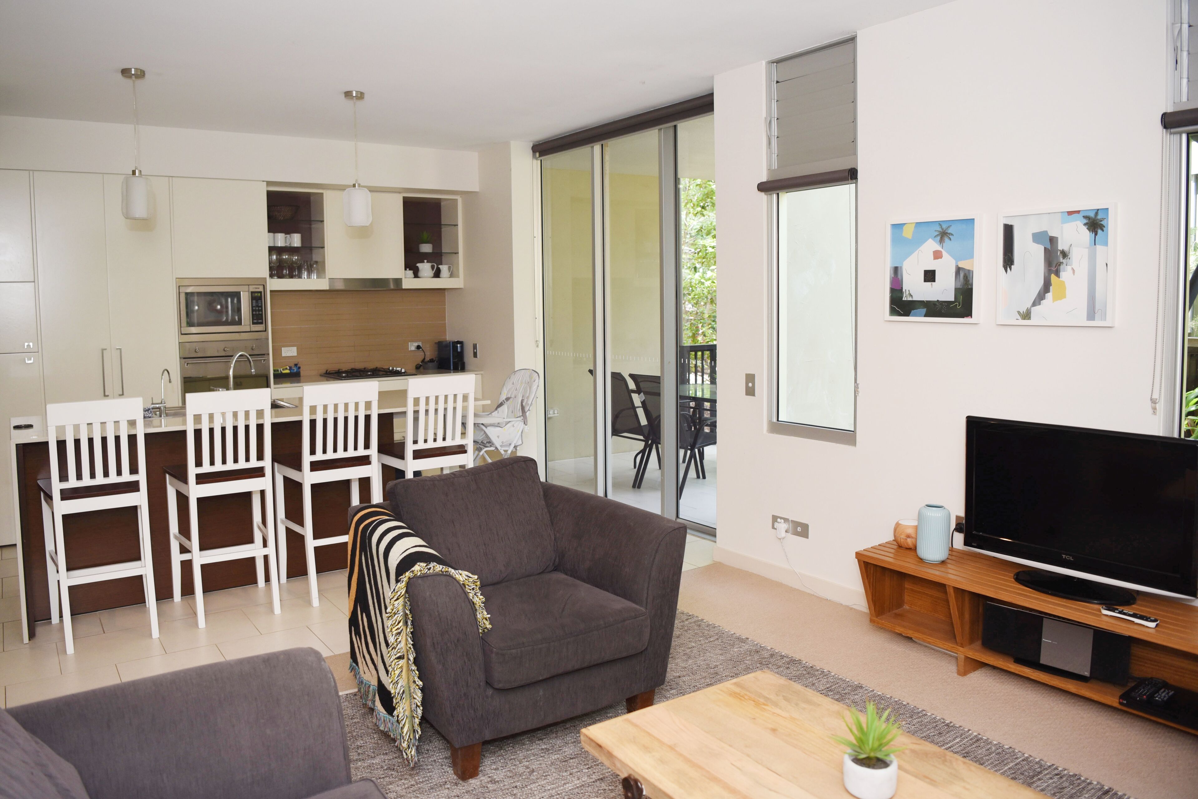 2 bedroom luxury apartment minutes from the beach. — image 12
