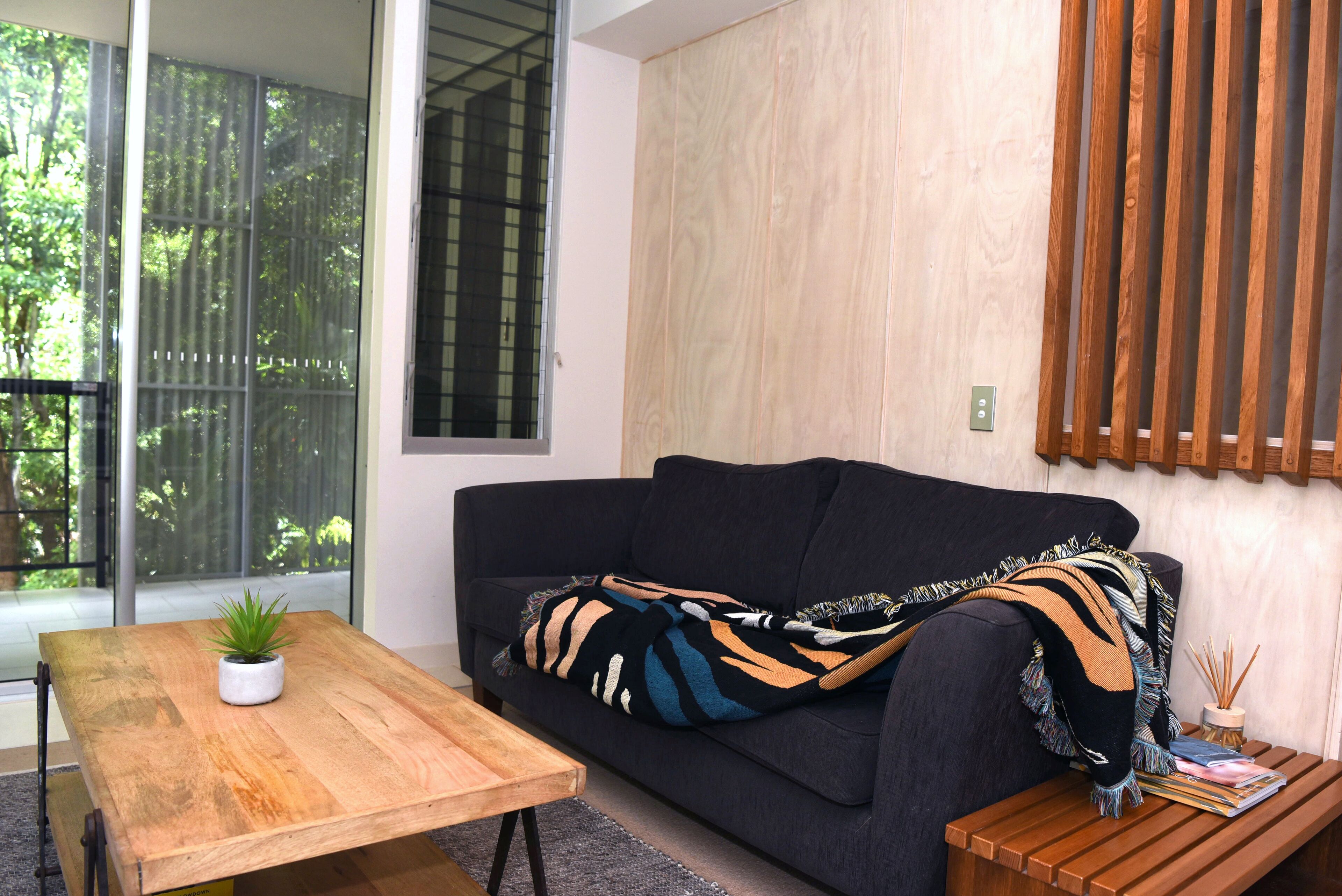 2 bedroom luxury apartment minutes from the beach. — image 2