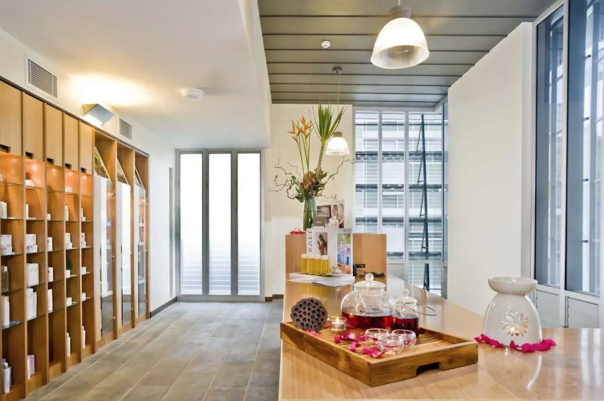 2 bedroom luxury apartment minutes from the beach. — image 8