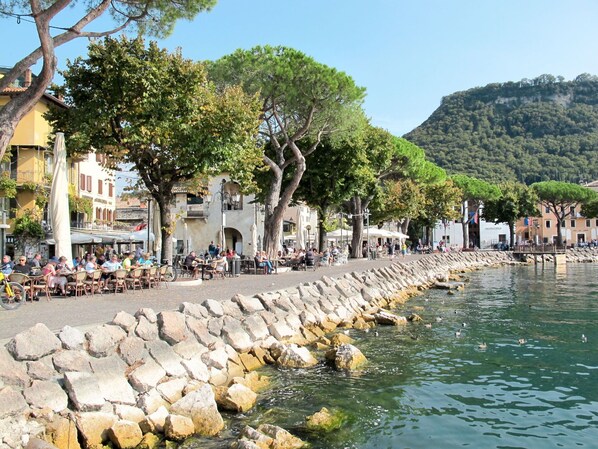 Outdoor dining - Nice apartment for 4 guests with A/C, pool, WIFI, TV and terrace (Garda)