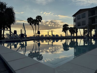 Fabulous DIRECT Oceanfront, private beach, shelling & steps to beach, no traffic