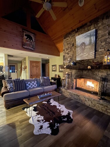 Nana B’s beautiful mountain retreat. Pet friendly! Only 3 miles to Lake Chatuge!