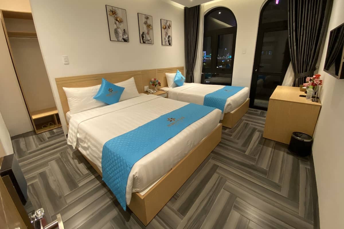 Classic Twin Room | Premium bedding, pillowtop beds, minibar, desk