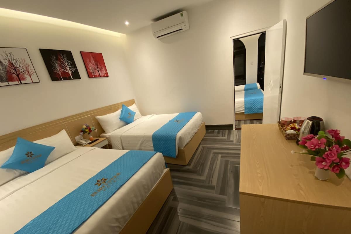 Family Room | Premium bedding, pillowtop beds, minibar, desk