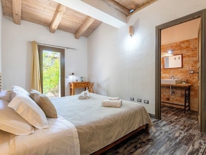 5 bedrooms, travel crib, free WiFi - Stunning private villa with A/C, WIFI, private pool, TV, patio, pets allowed and panoramic view (Longareddu)