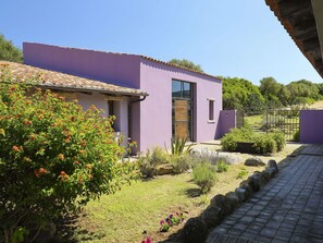 Property grounds - Stunning private villa with A/C, private pool, WIFI, TV, patio, pets allowed and panoramic view (Longareddu)