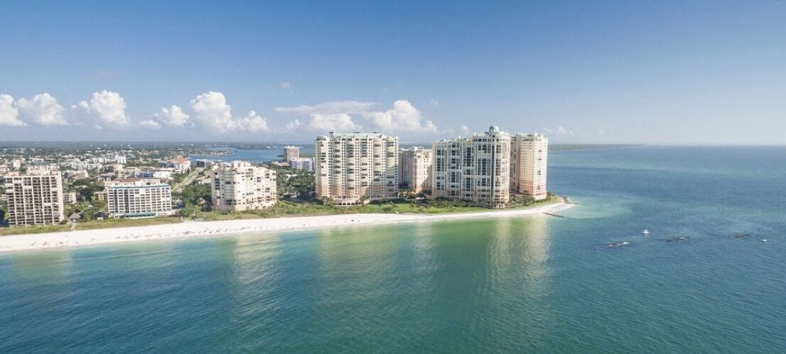 Vlak bij het strand, ligstoelen aan het strand, strandlakens