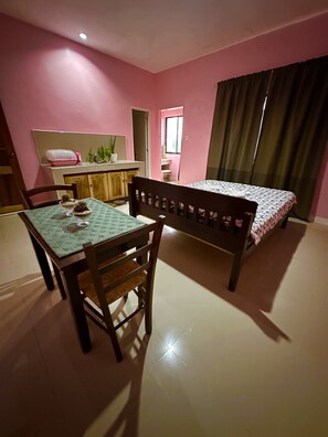 Chambre Double Deluxe | Fer et planche à repasser, Wi-Fi gratuit, draps fournis
