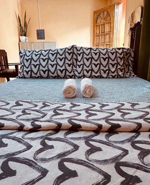 Habitación cuádruple Deluxe | Tabla de planchar con plancha, wifi gratis y ropa de cama 