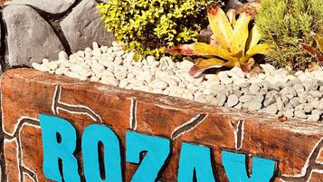 Un muro de piedra con la palabra "ROZAY" pintada en letras azules.