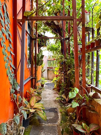 Exterior. Rozay Travellers Inn