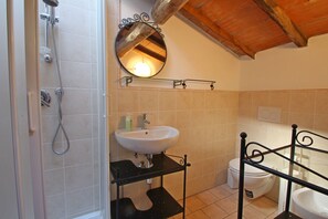 Bathroom - House in Camaiore center for 5 People with Garden (Camaiore)
