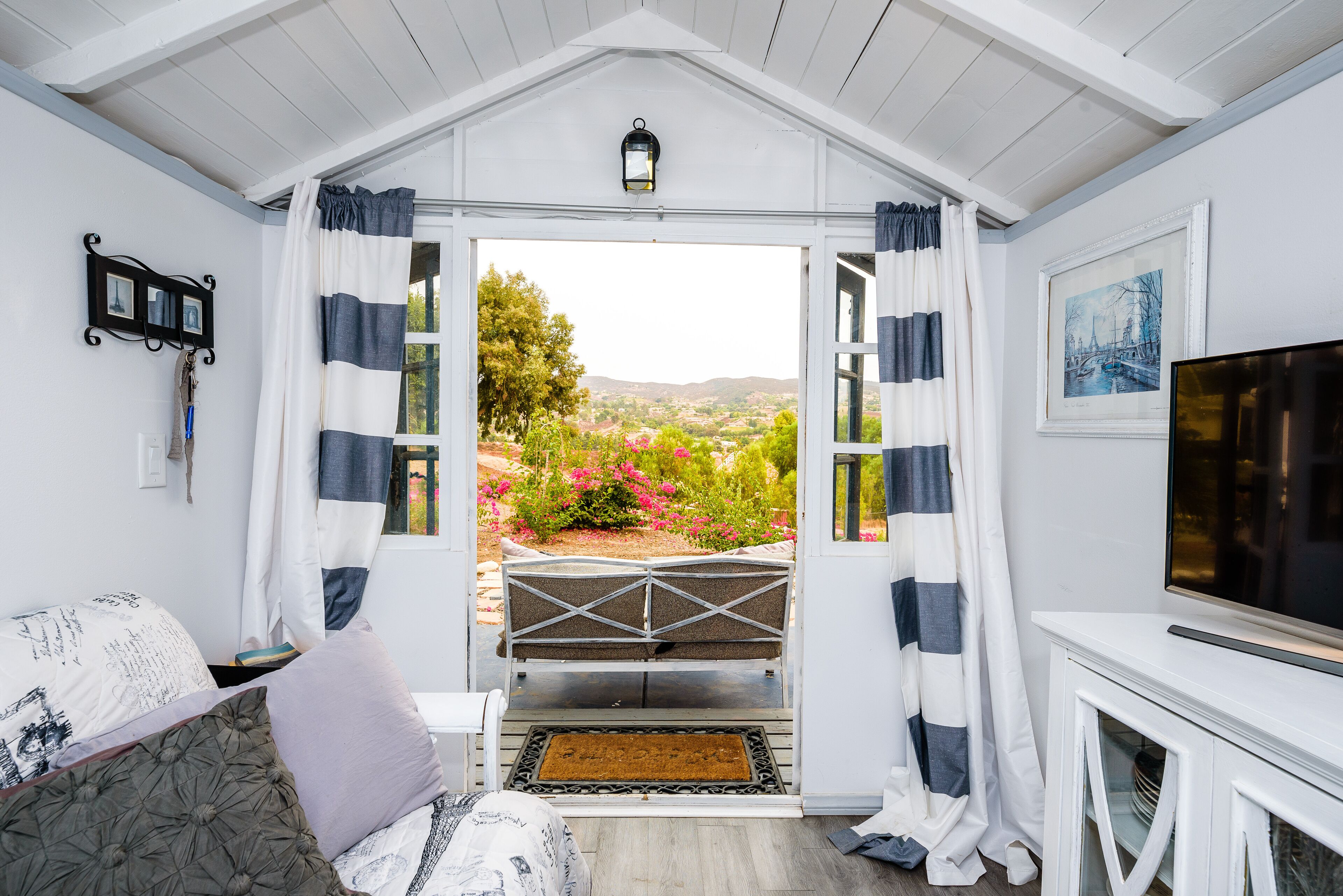 Smart-TV, Tischtennisplatte, Bücher