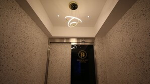 An elevator with a sign for the Brown-Dot Hotel. - Brown Dot Hotel Cheonan (Cheonan)