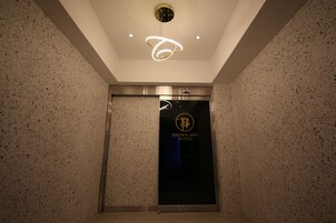 Un ascensor con un letrero del Hotel Brown-Dot.