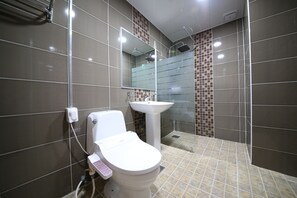 A bathroom with a toilet, sink, and shower. - Brown Dot Hotel Cheonan (Cheonan)