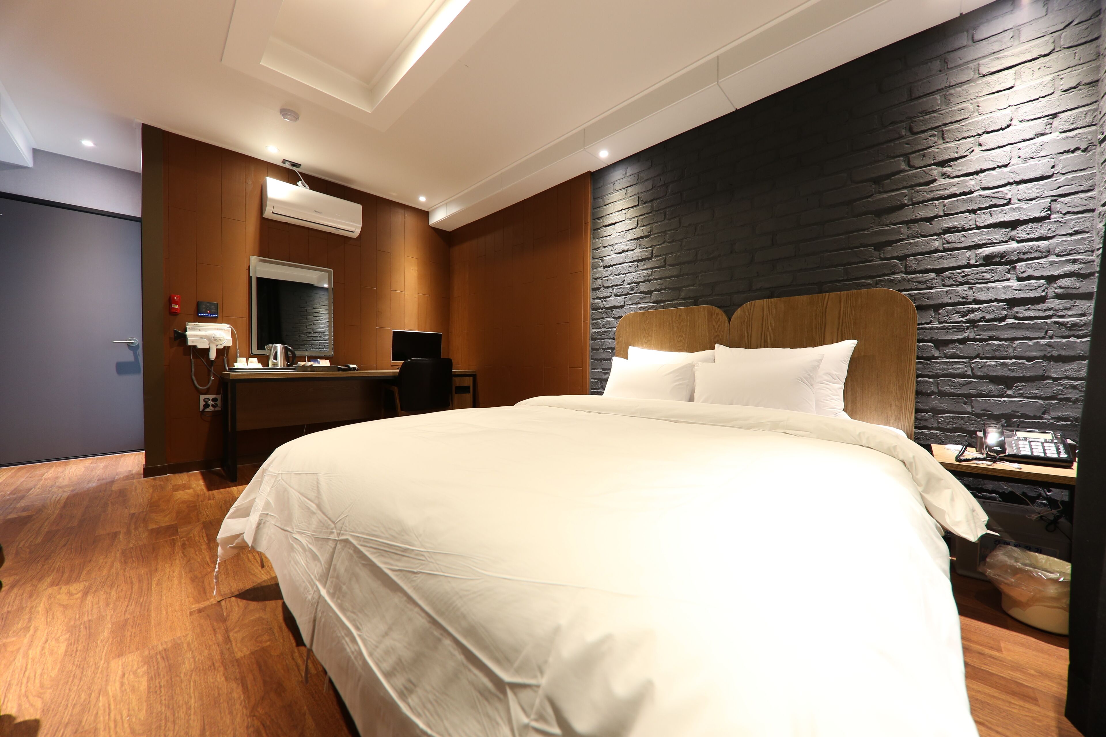 Deluxe Room | Laptop workspace, blackout drapes, WiFi (free), individually decorated
