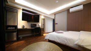 A modern hotel room with a bed, desk, chair, and a television. - Brown Dot Hotel Cheonan (Cheonan)