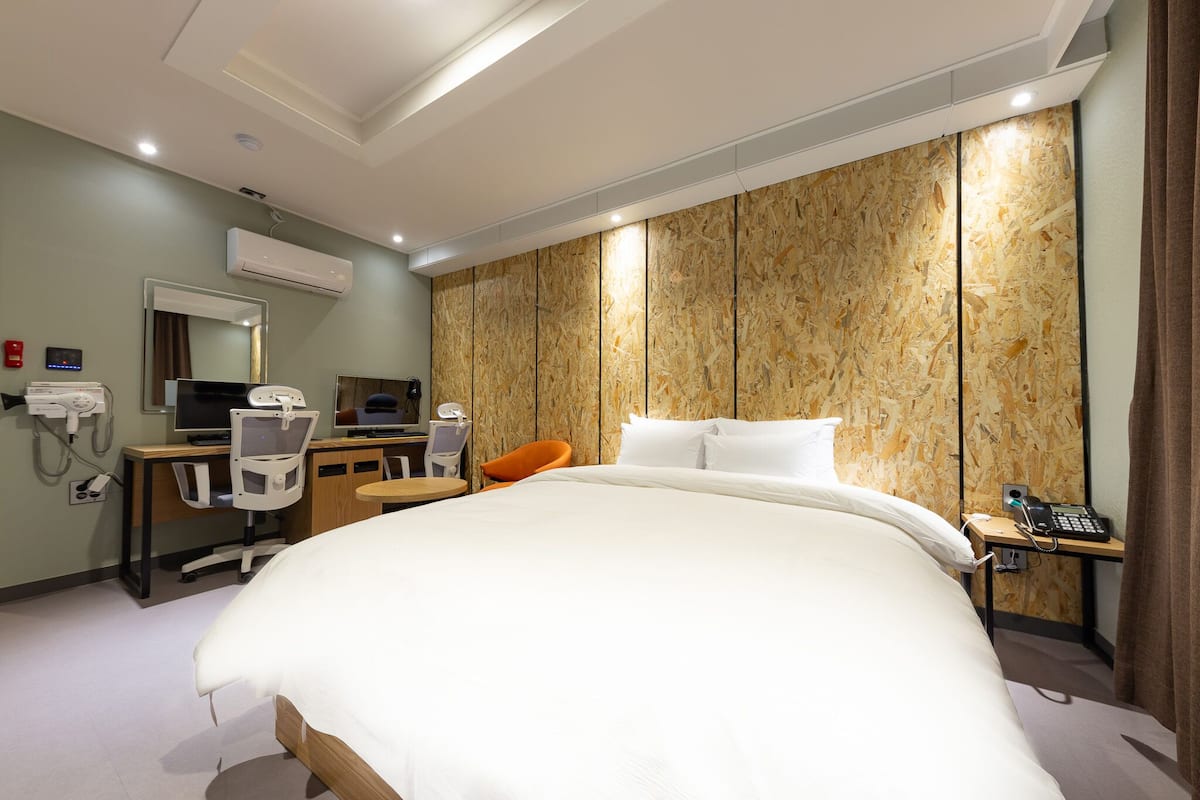 Deluxe Battleground 1PC Room | Individually decorated, individually furnished, laptop workspace