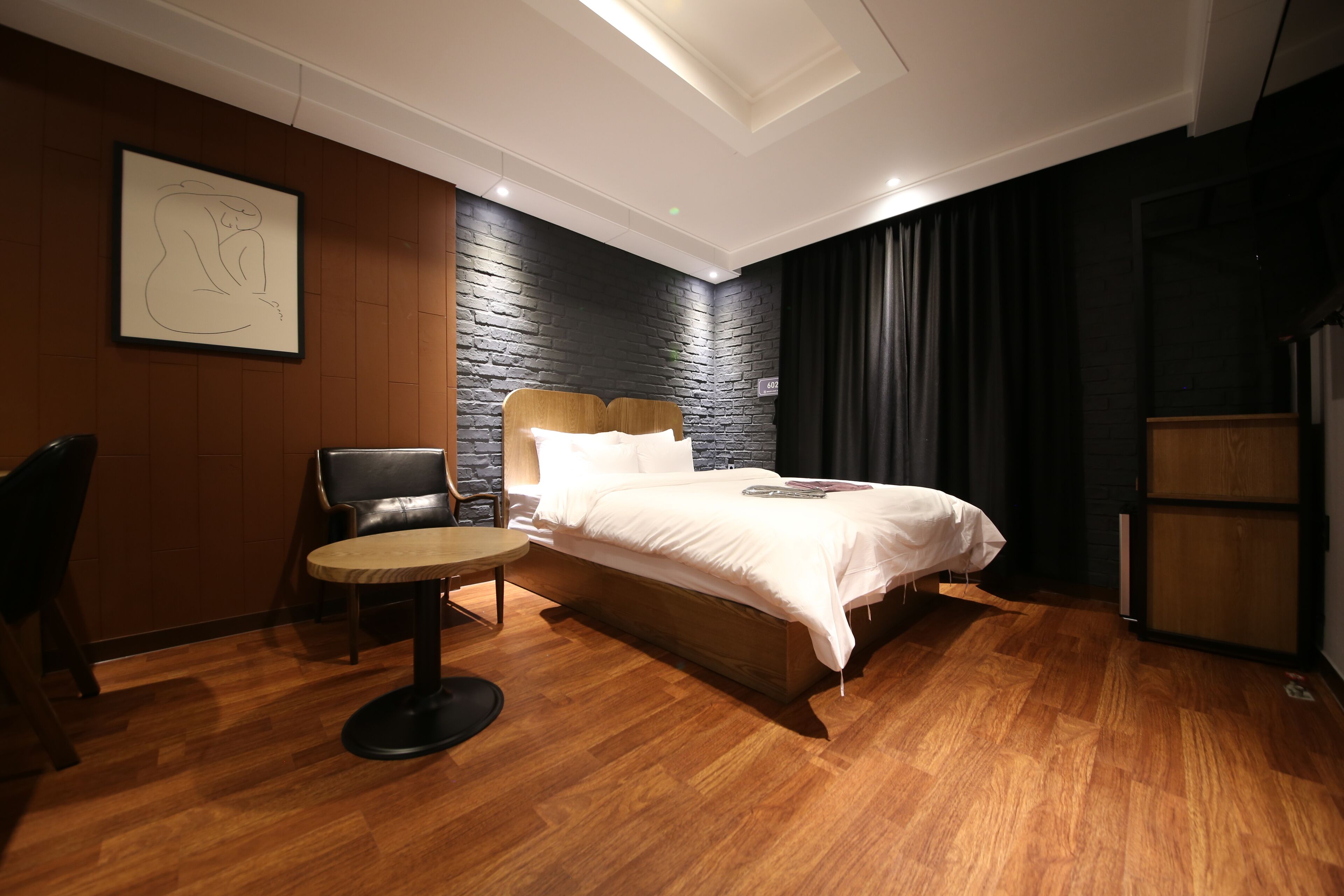 1 bedroom, individually decorated, individually furnished