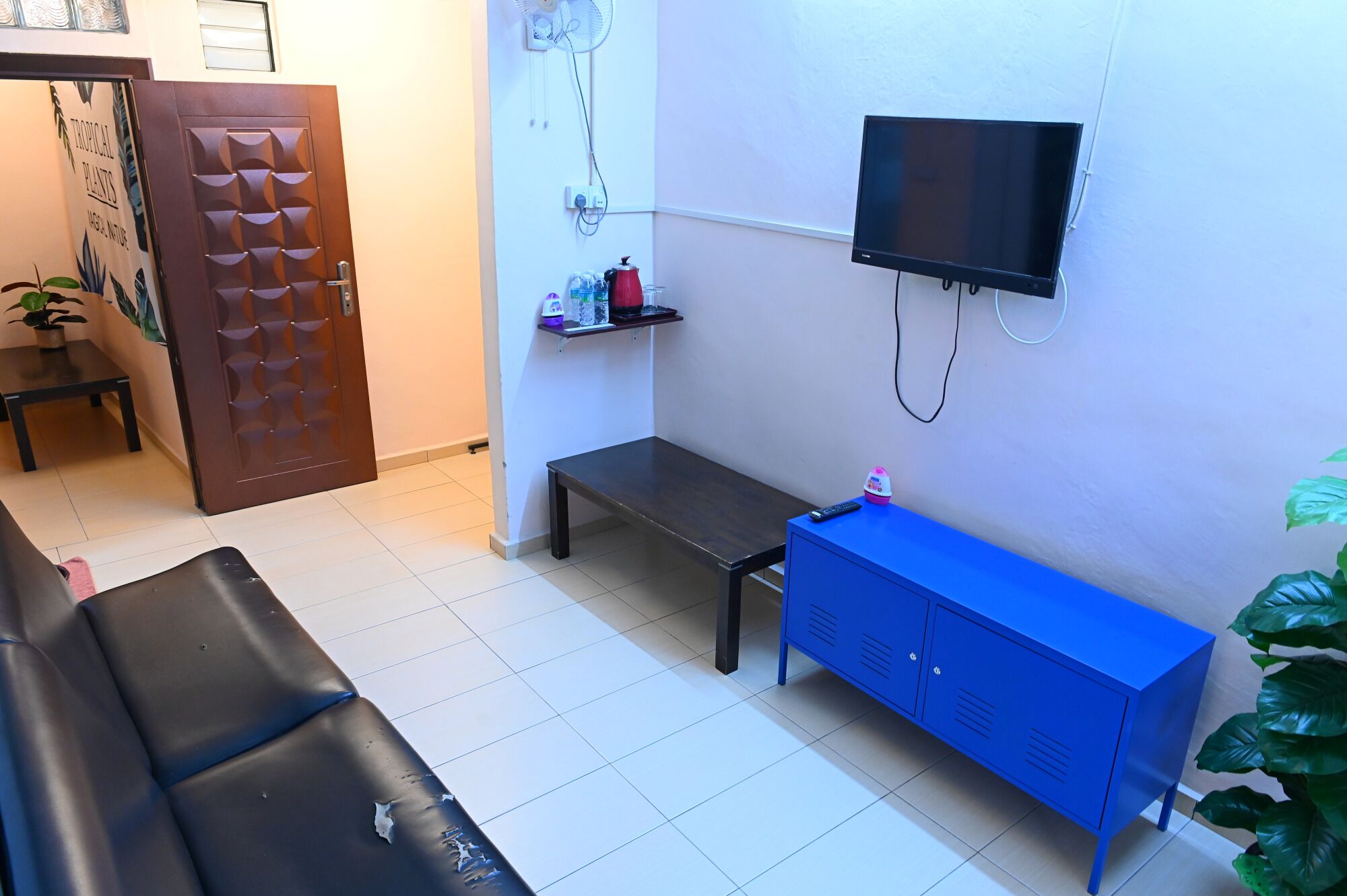 Iron/ironing board, bed sheets