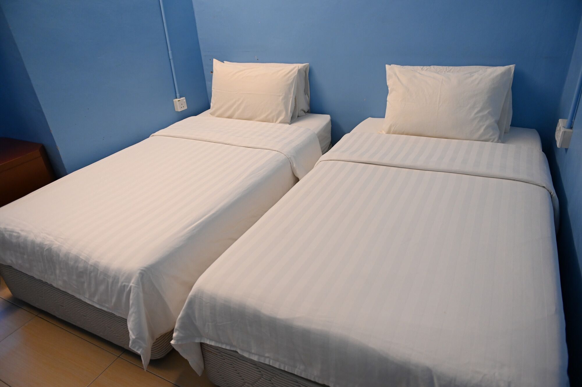 Iron/ironing board, bed sheets