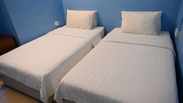 Deluxe Twin Room | Iron/ironing board, bed sheets