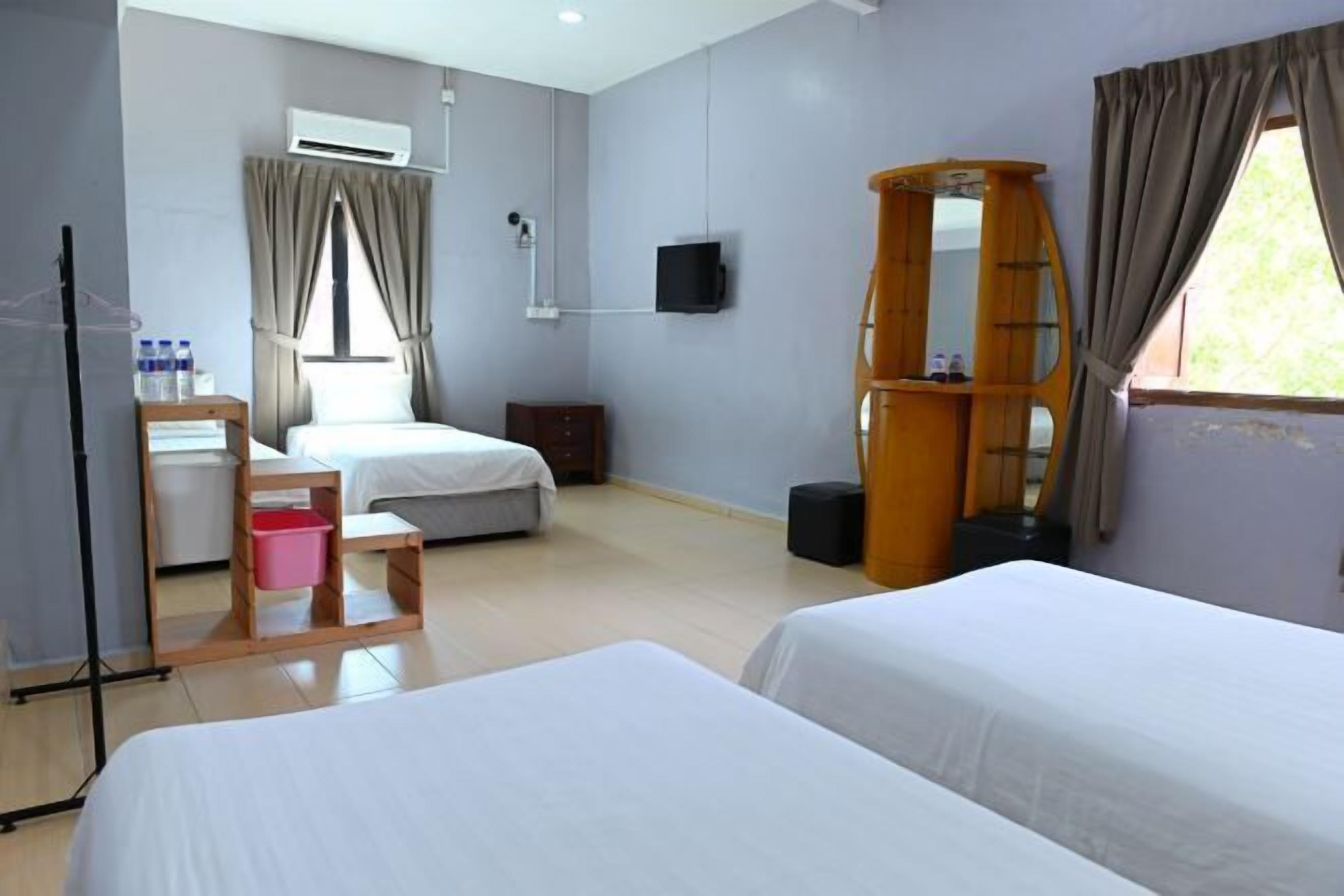 Seterika/papan seterika, cadar katil 