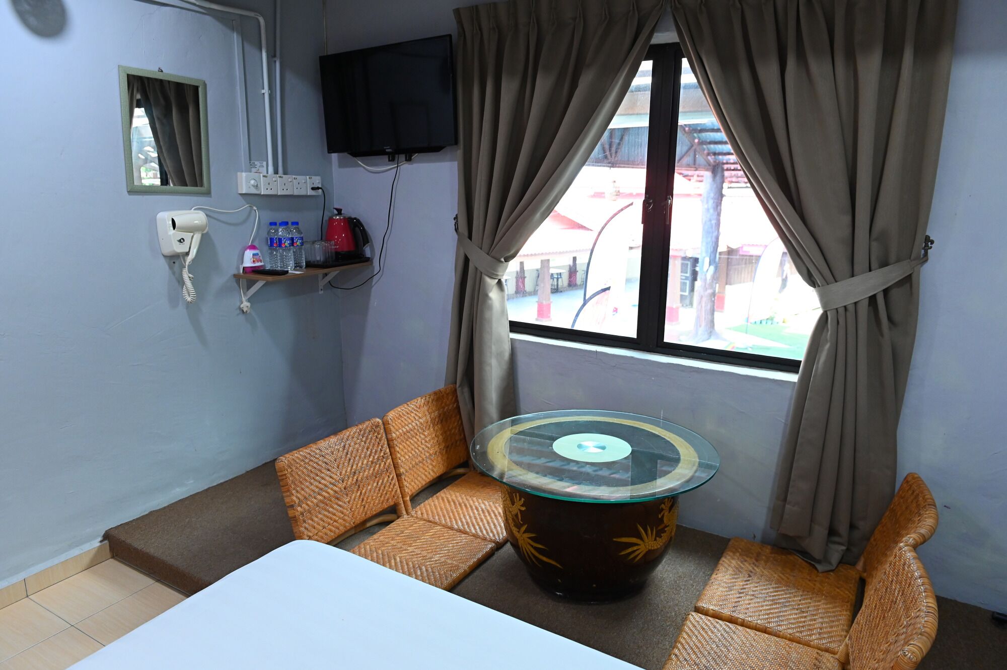 Iron/ironing board, bed sheets
