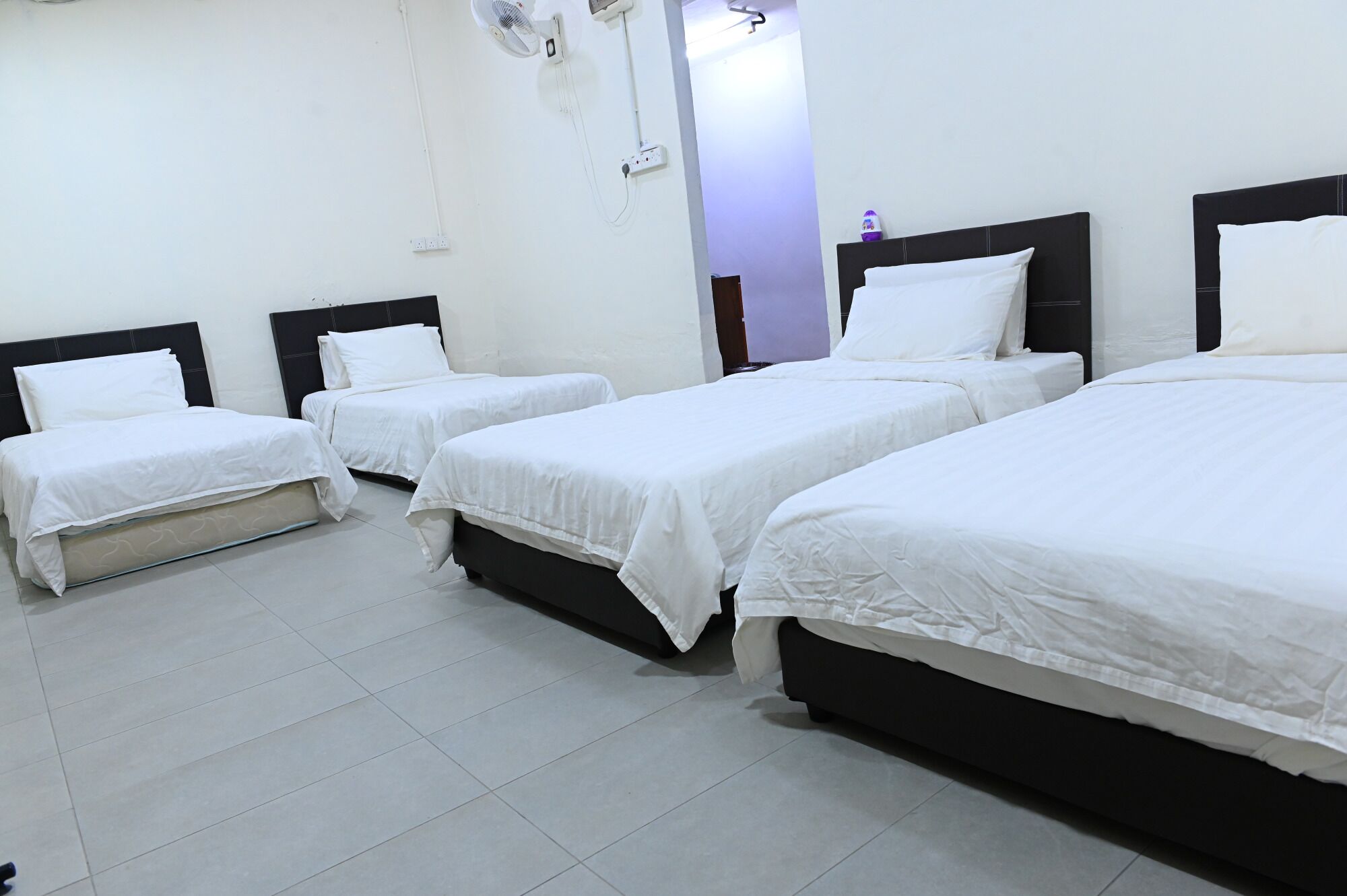 Iron/ironing board, bed sheets