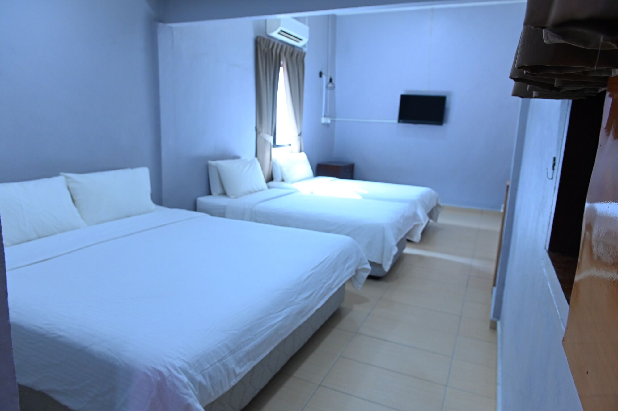 Iron/ironing board, bed sheets