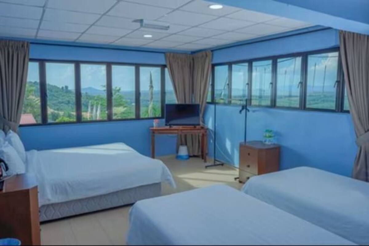 Iron/ironing board, bed sheets