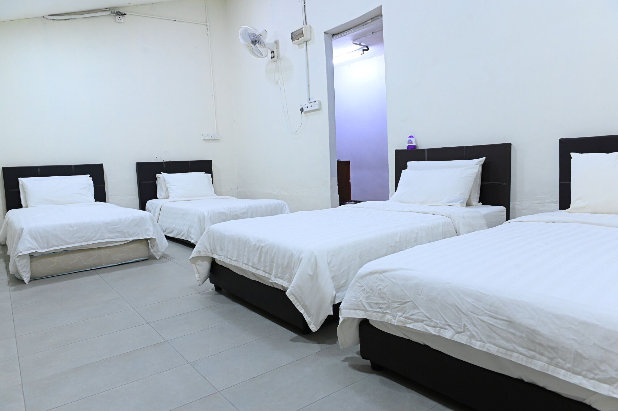 Iron/ironing board, bed sheets