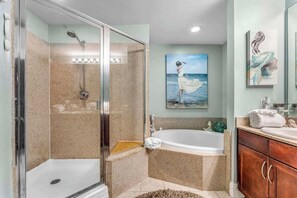 Bañera, secador de pelo y toallas