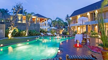 Sisäuima-allas, ulkouima-allas