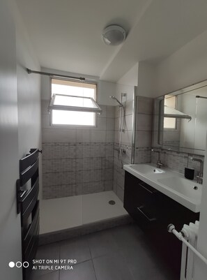 Douche, savon, papier toilette