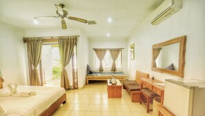 Deluxe Double Room, 1 Queen Bed, Garden View | Living area - Puri Tulamben Dive Resort (Tulamben)