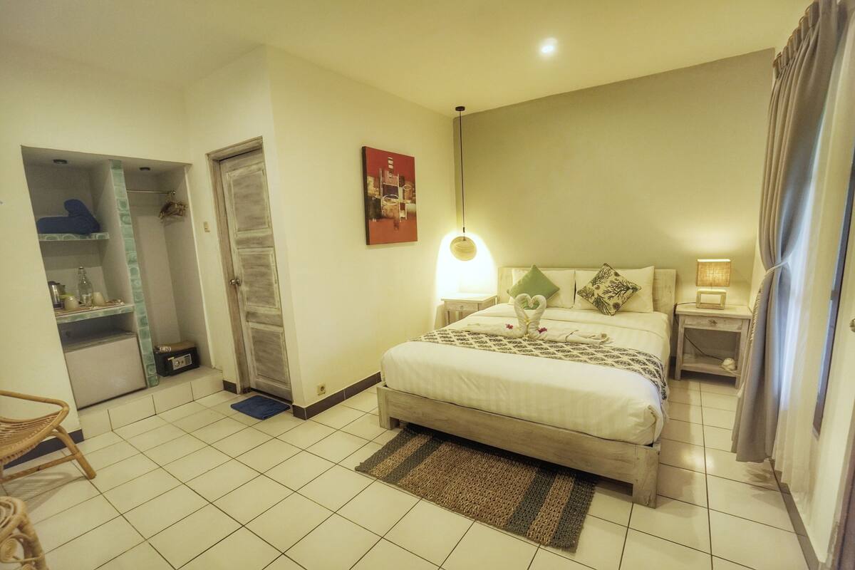 Kamar Double Standar, 1 Tempat Tidur Queen, pemandangan kebun | Brankas, meja kerja, Wi-Fi gratis, dan seprai linen