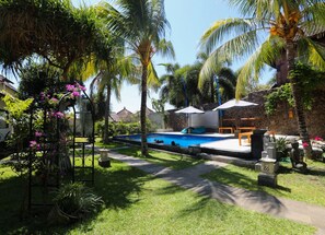 Outdoor pool - Puri Tulamben Dive Resort (Tulamben)